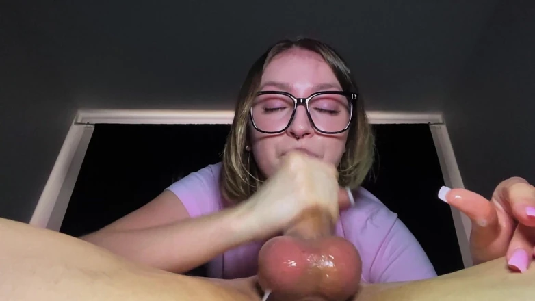 KissAllisse: The Cock Fills Her Mouth Until It Reaches Throatpie