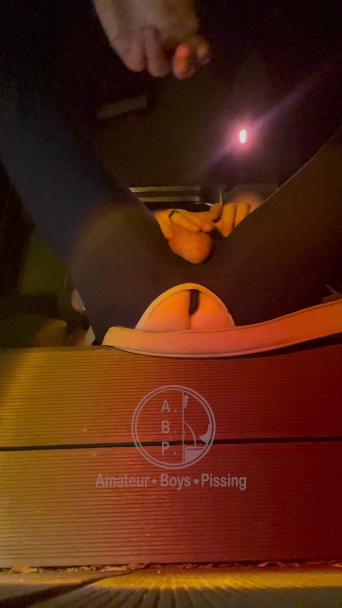 AmateurBoysPissing: Pierwszy raz próbuje siusiu z tyłek w dupie, Jules jest "pomaga"...