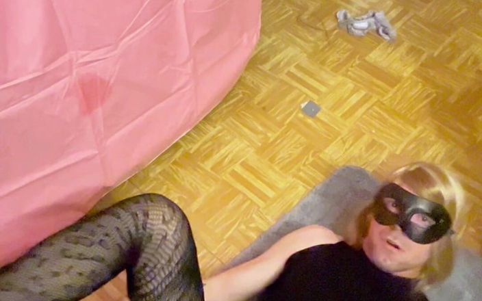 Laura Luiscz: Sexy crossdresser solo tiempo de juego | Sesión traviesa de auto...