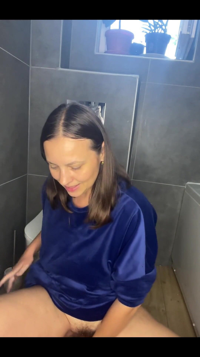 Crypto Mommy: 成年男孩总是得到最好的最热辣和最淫荡的熟女
