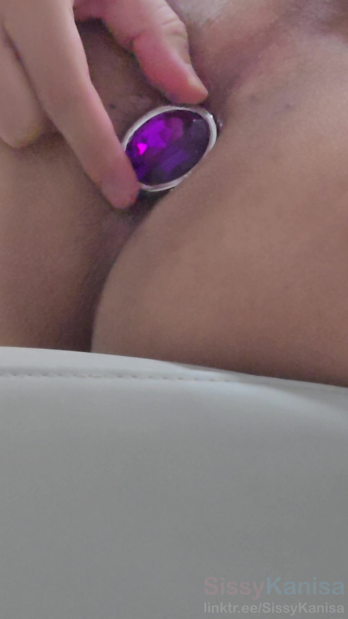 SissyKanisa: Sissy Kanisa masturbeert terwijl haar kont is aangesloten met een...