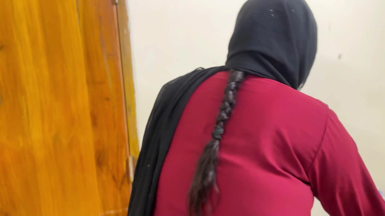 Aria Mia: Arabská krásná hotelová služka čistí můj pokoj a vidím ji obrovský...