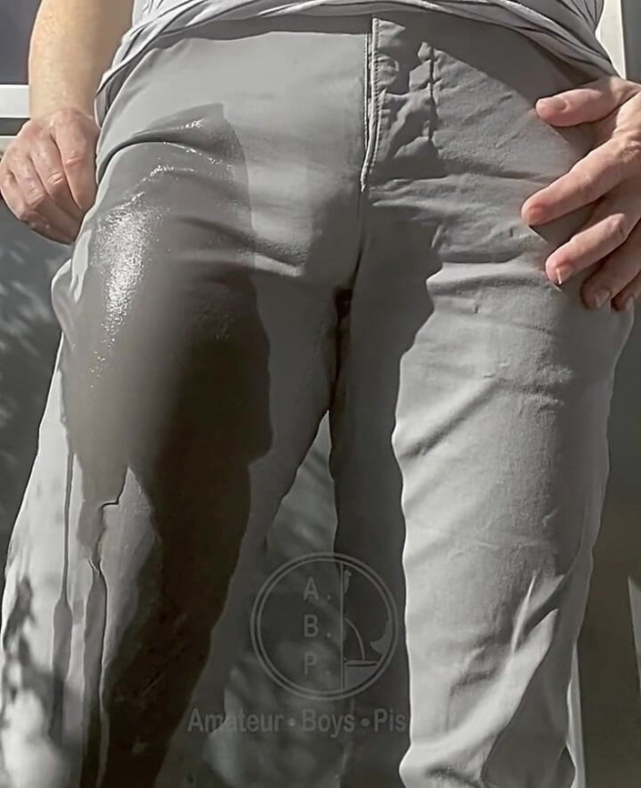 AmateurBoysPissing: Jules gri pantolonunu ıslatıyor ve yarı sert yarağını pantolonunun içinden teşhir...
