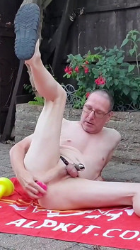 Mike Essex와 순결에 갇혀 있는 동안 야외 애널 딜도 재미