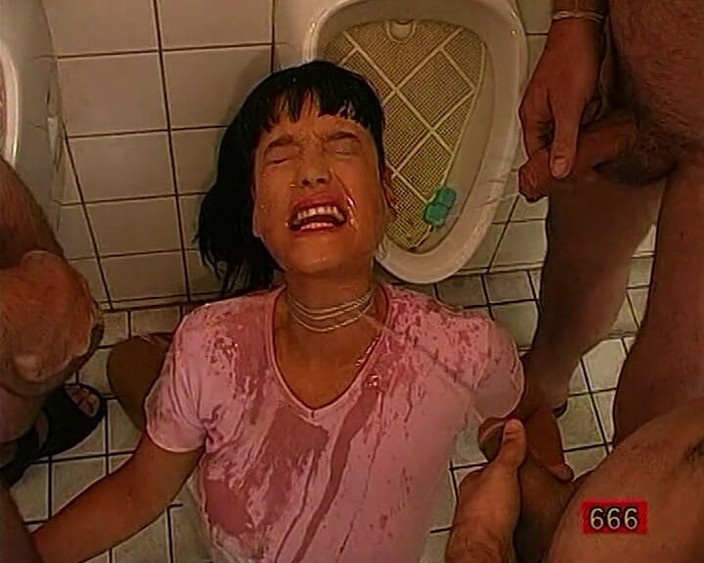 Piss Lover: Lần đầu tiên đi tiểu và xuất tinh bukkake và nuốt clip...