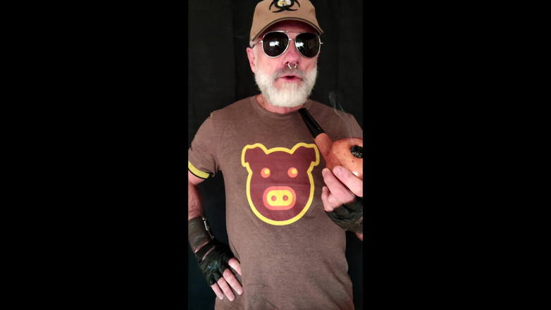 MusclesCigarsFFPig: 巨大なパイプを吸う男