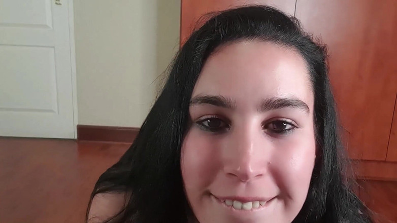 domslutfucker: Baculatá děvka se baví nacpáváním její kundičky a zadku s...