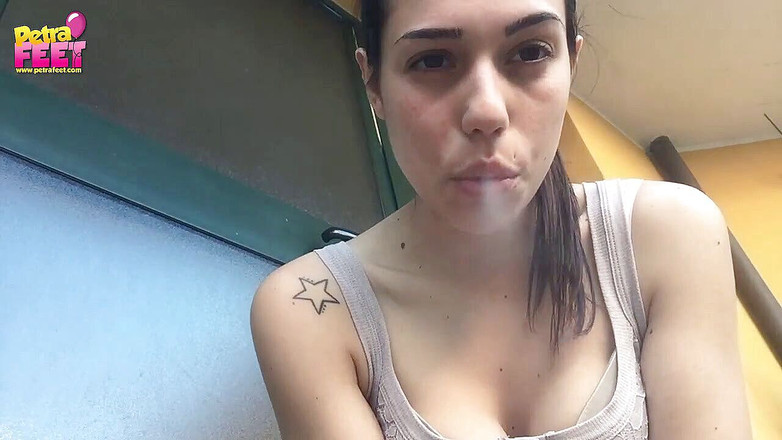 Smokin Fetish: प्यारी इतालवी काले बाल वाली को आउटडोर धूम्रपान करना पसंद है