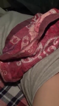 L’amie de ma femme est restée dans ma chambre et son charme mature m’a rapproché lentement - épisode 2