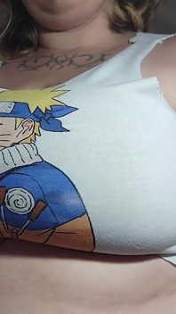 Taglio la mia camicia in modo che si possa adattarli meglio (sfw)