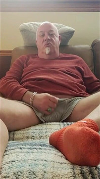 Jerking and Watching a Fan's Vid! Lots of Feet