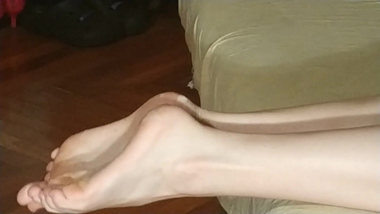 Beth Kinky: Faccio una sega con i piedi al mio schiavo obbediente
