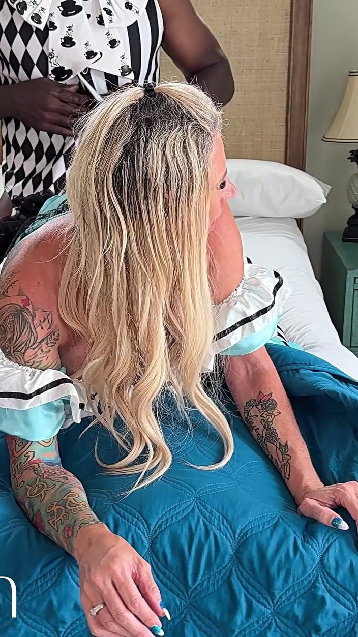 Carlievixen: 4K Carlie Vixen jako Alice BBC Mad Hatter šuká snovou MILFku...