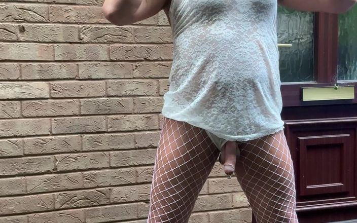 Kelly CD 2022: Si seksi crossdresser kellycd2022 dengan stoking jaring-jaring dan sepatu hak...