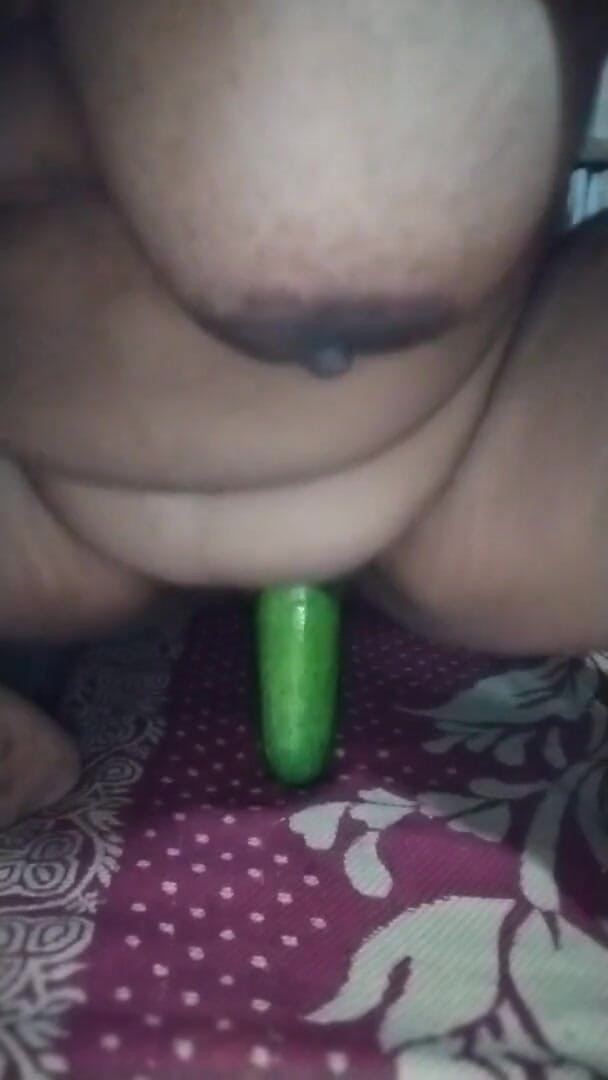 Rupa_1828: Deshi Village Boudi masterbation orgasmus s okurkou