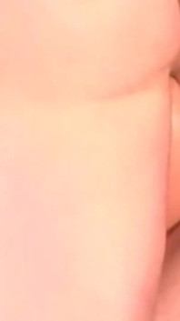 A questa cagna si è divertita con se stessa e ancora più con due ragazzi che fanno doppia penetrazione