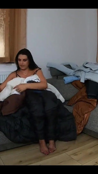 Orta yaşlı seksi kadın ceket giyerken mastürbasyon yapıyor