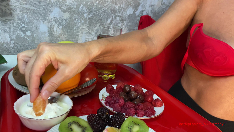 TaniaMilf: MILfka na zakázku vyrobená gulp krk fetiš klip.