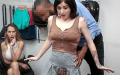 Shoplyfter mylf - une adolescente voleuse à l'étalage et sa belle-mère à forte poitrine se font défoncer par un agent de sécurité