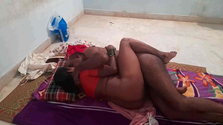 Desi palace: Anu bhabhi和她的男友激情做爱