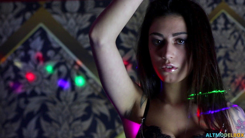 PurefilmsTv: टैटू वाली कमसिन बेब हॉट डांसिंग में