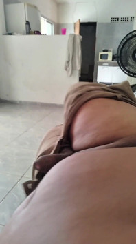 Beruang Hitam Bermain Dengan Tongkat Dan Twerking