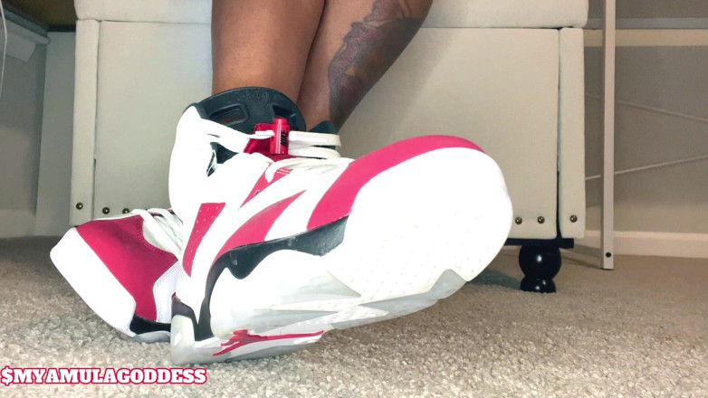 Mya Mula Goddess: Sneaker-schlampe