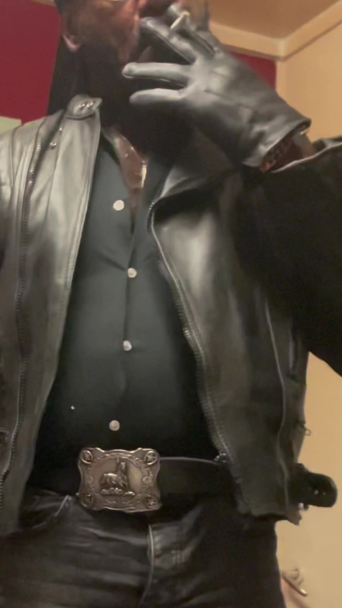 Black smoking muscle stepdad: Schwarzes leder raucht, vater