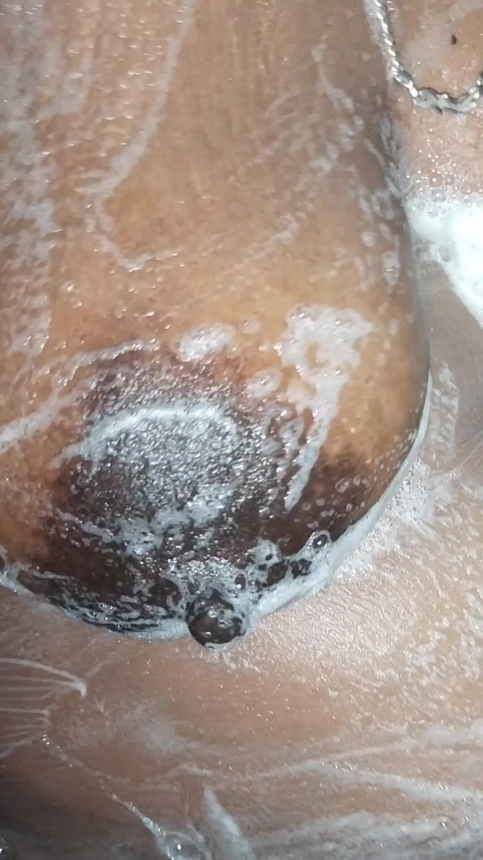 Riya darling: 거대한 젖탱이의 인도 아줌마 목욕