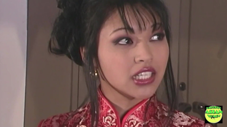 Naughty Asian Women: La magra mora asiatica orgasma mentre cavalca un lungo albero...
