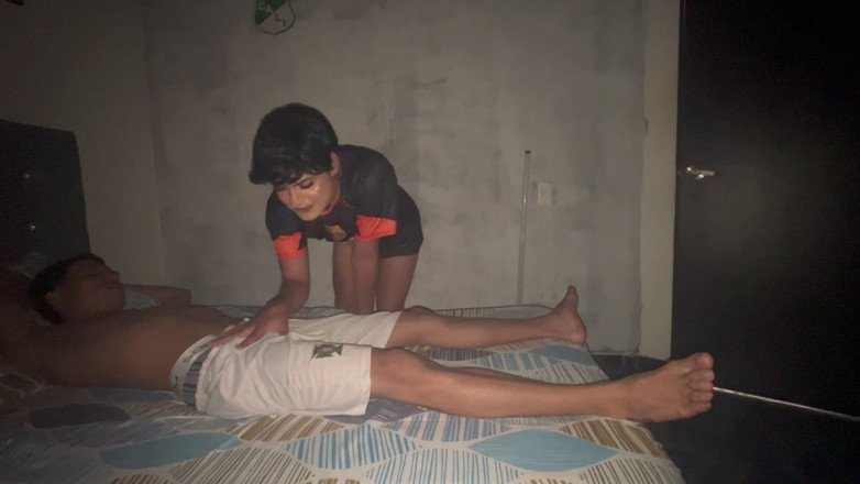 Tomas Styl: Il entre dans la chambre de son beau-père pour le...