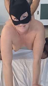 Bini matang menikmati orgasme menunggang cowgirl dan suka mengambilnya gaya doggy