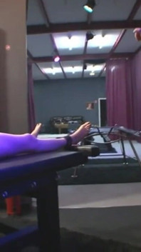 Loira menina esticando a cera de corrente