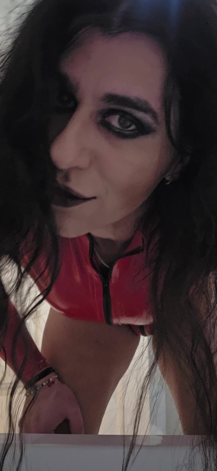 Bella Roma: Bà chủ ra lệnh cho bạn uống nước tiểu bằng...