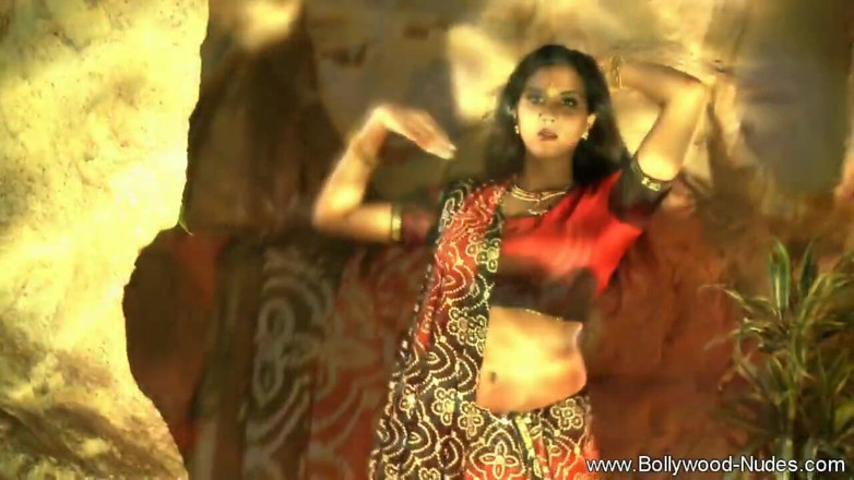 Bollywood Nudes: 그녀는 춤을 추고 사랑해