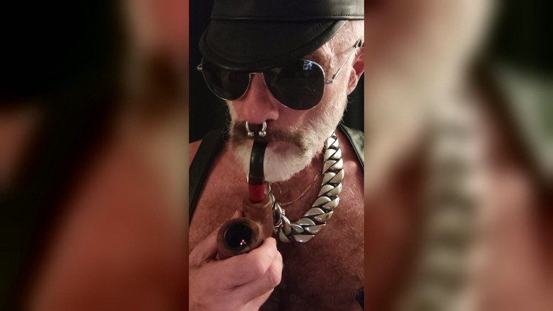MusclesCigarsFFPig: Titpig röker sin avsugning och leker med sina bröstvårtor och...