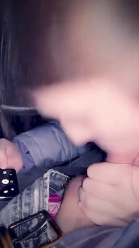 Paroháč sedí doma, zatímco jeho žena kouří svého přítele před tělocvičnou a posílá videa.
