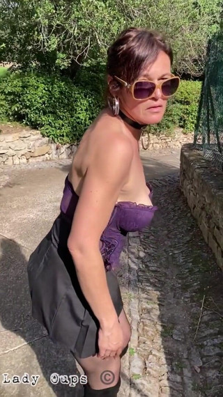Lady Oups: Lady Oups se expune sub mini-fustă, dop în aer liber