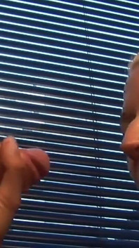 Une jeune blonde à petits seins se fait baiser par une grosse bite