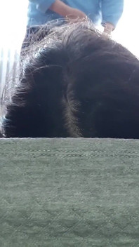 La mia ragazza mi lecca la figa in modo rischioso mentre sua madre si lava i pavimenti