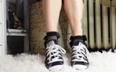 Raven Willow: Meus pés são pequenos e adoráveis em Converse, especialmente com...