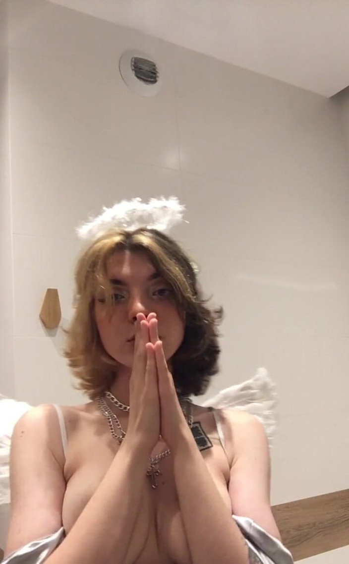 Soft Vulgar: Mógłbym być twoim aniołem, ostatnio bawię się moimi kostiumami, mam...