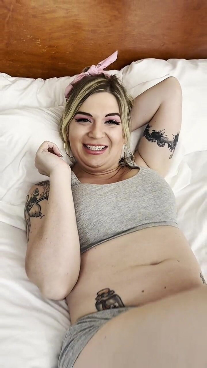 Reds Fetish Emporium: Sexy Schlampe Footjob