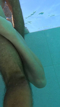 Geheel natuurlijke milf Julia North onder water anaal in het zwembad