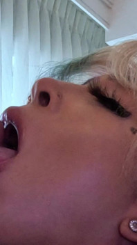 Sexy Ebony s lehkou kůží polyká moji nálož mrdky