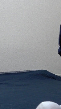 Fete numai apartament în Japonia drăguță și zveltă Fată de curățare în cameră în stil șorț mini uniformă și chiloți tanga Wedgie