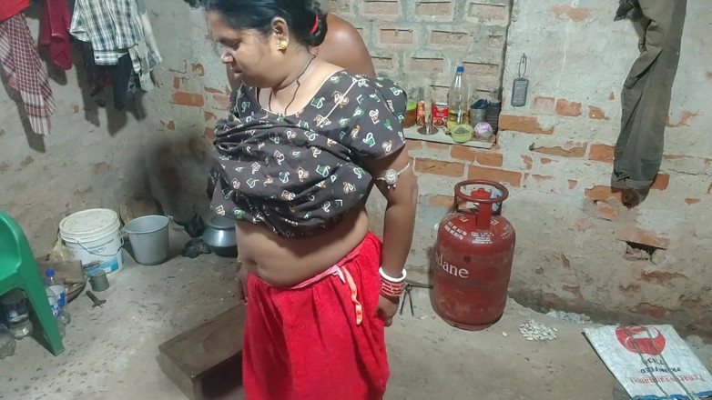 Raju Raju: Lasciato nudo nella sala della cucina