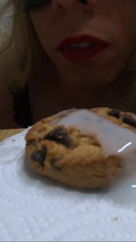 Rode lippen komen klaar op koekjes eten