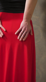 Milf quente em vestido apertado provocando linha de calcinha visível