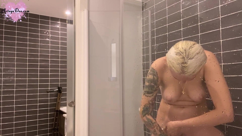 Arteya: Hot girl washes his sexy body and pissing in the...